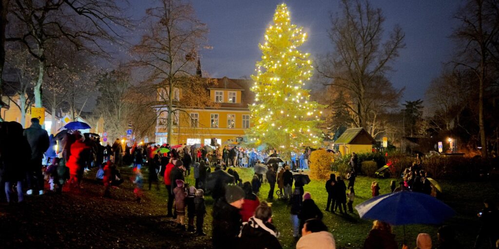 Gemeinde um den Weihnachtsbaum