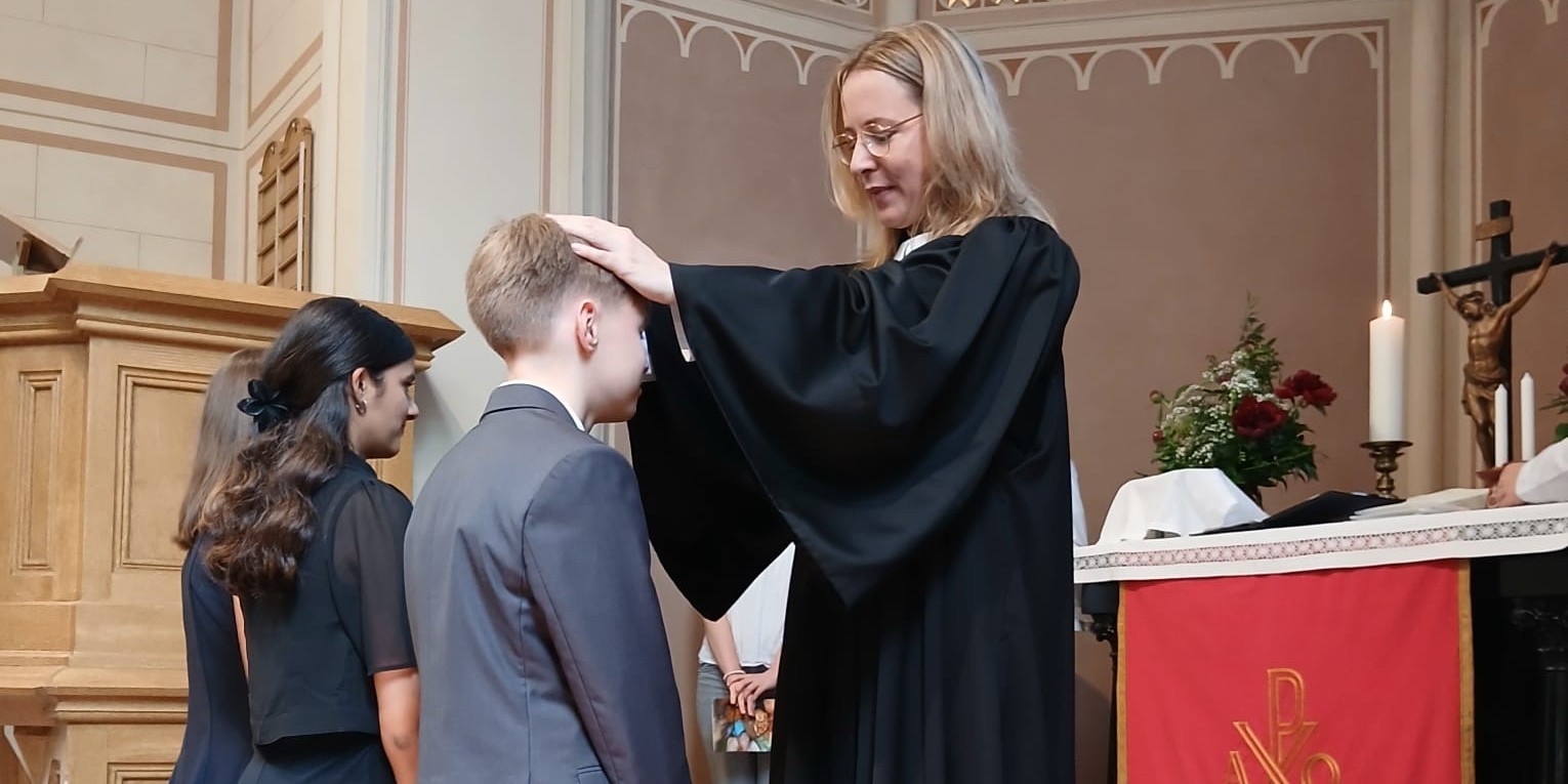 Pfarrerin Friese segnet die Konfirmand*innen